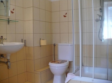 Łazienki w pokojach w Willi Akme w Stroniu Śląskim