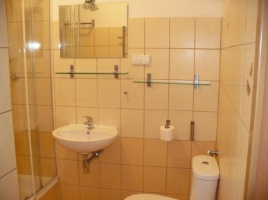 Łazienki w pokojach w Willi Akme w Stroniu Śląskim